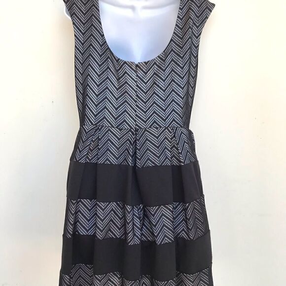 Tiana B. Scoop neck pleated dress black size 8 - Picture 7 of 10